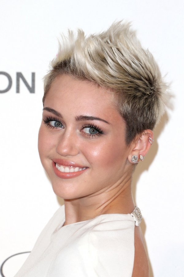 Miley Cyrus flaunts a new look of with short blonde hair - Industry Global  News24