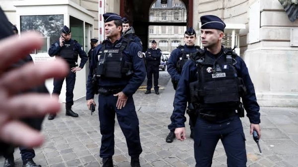 PARIS: MAN ARMED WITH KNIFE SHOT DEAD BY POLICE - Industry Global News24